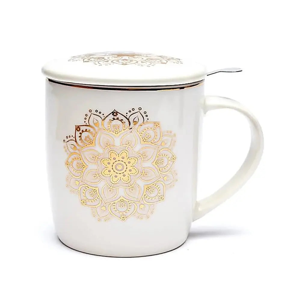 Mug tasse infuseur mandala blanc en porcelaine blanche brillante orné d'une rosace mandala dorée et délicate, surmonté de son couvercle assorti.