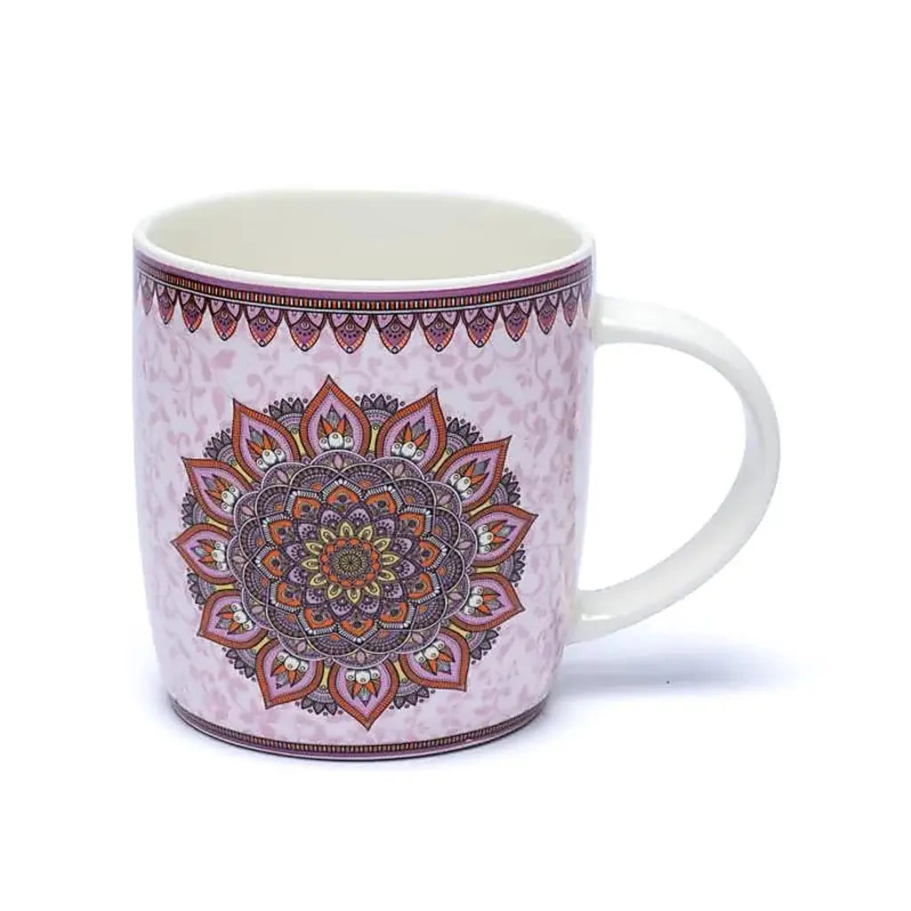Mug tasse mandala violet en porcelaine fine orné d'un grand motif géométrique coloré et de frises élégantes sur fond rose pastel.