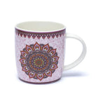 Mug tasse mandala violet en porcelaine fine orné d'un grand motif géométrique coloré et de frises élégantes sur fond rose pastel.