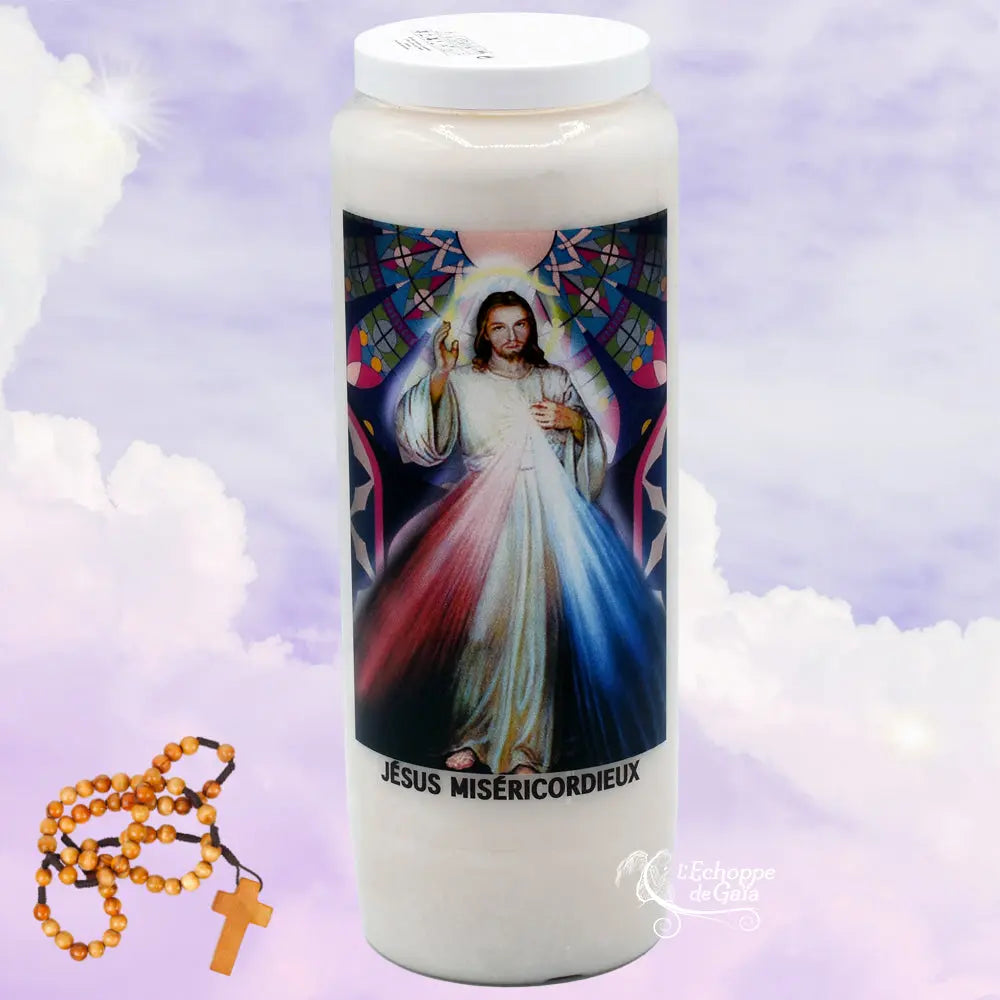 Bougie neuvaine blanche Jésus Miséricordieux avec illustration colorée, sur fond de nuages violets et chapelet en bois.