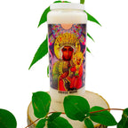 Neuvaine blanche « Vierge Noire » avec icône colorée, posée sur un rondin de bois entouré de feuilles vertes sur fond blanc.