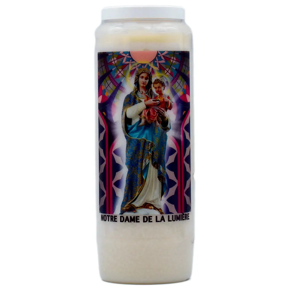 Neuvaine « NOTRE DAME DE LA LUMIÈRE » recto : bougie blanche avec une grande image style vitrail de la Vierge Marie portant l’Enfant Jésus, vêtue de bleu et de blanc, auréolés de lumière. En bas de l’étiquette, l’inscription noire « NOTRE DAME DE LA LUMIÈRE ».