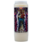 Neuvaine « NOTRE DAME DE LA LUMIÈRE » recto : bougie blanche avec une grande image style vitrail de la Vierge Marie portant l’Enfant Jésus, vêtue de bleu et de blanc, auréolés de lumière. En bas de l’étiquette, l’inscription noire « NOTRE DAME DE LA LUMIÈRE ».