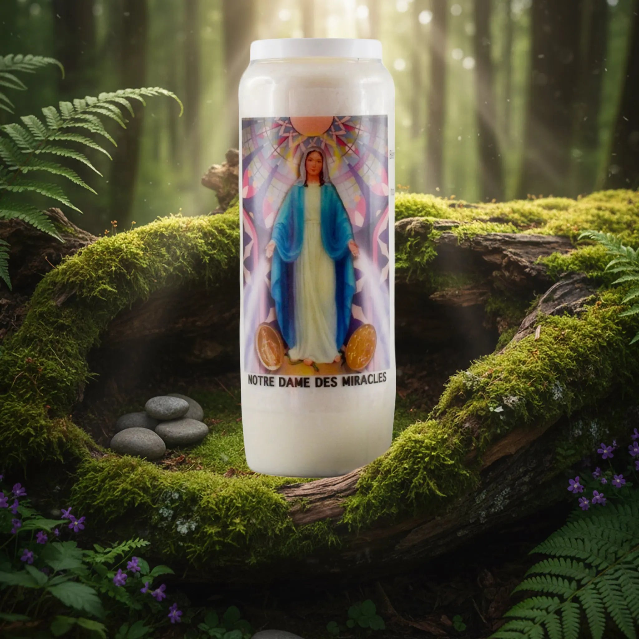 Bougie neuvaine Notre Dame des Miracles avec illustration colorée, posée sur un lit de mousse en forêt.