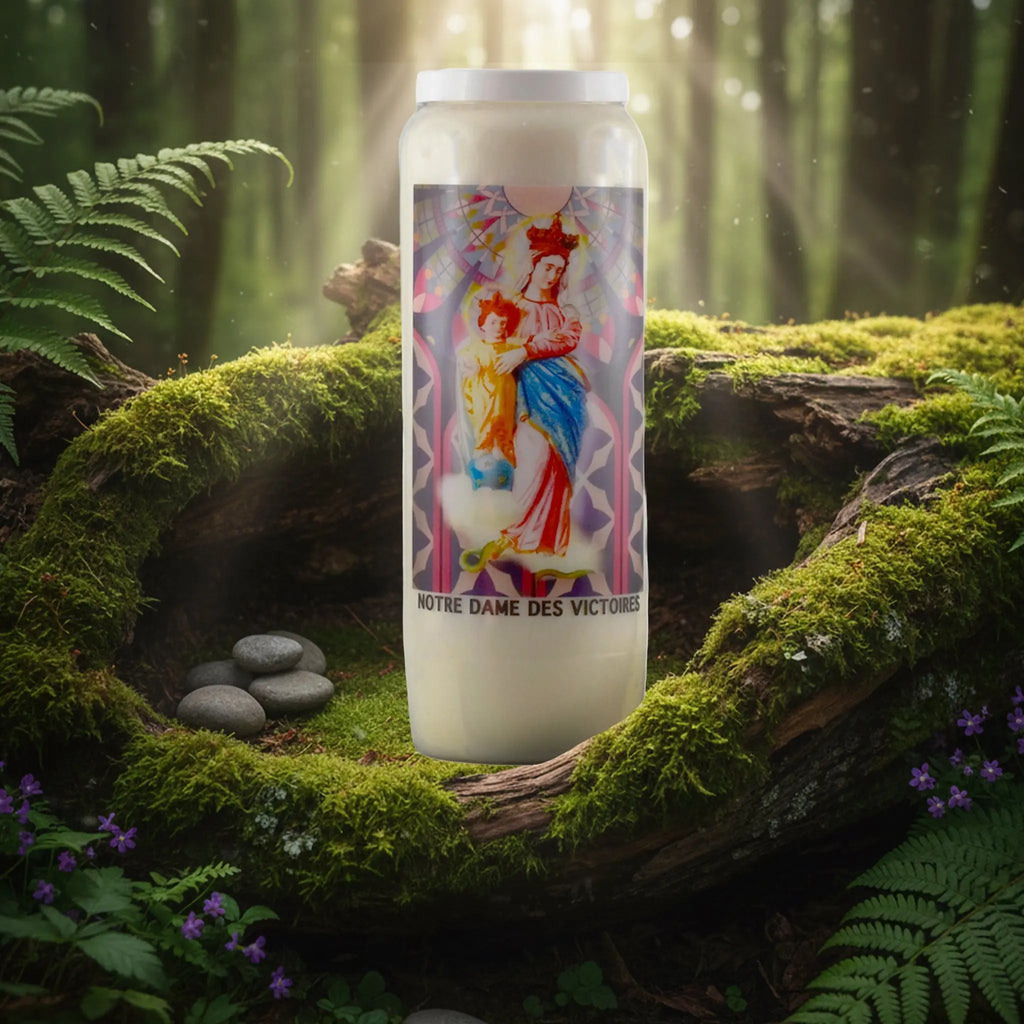 Bougie neuvaine Notre Dame des Victoires avec illustration colorée, posée sur un lit de mousse en forêt.