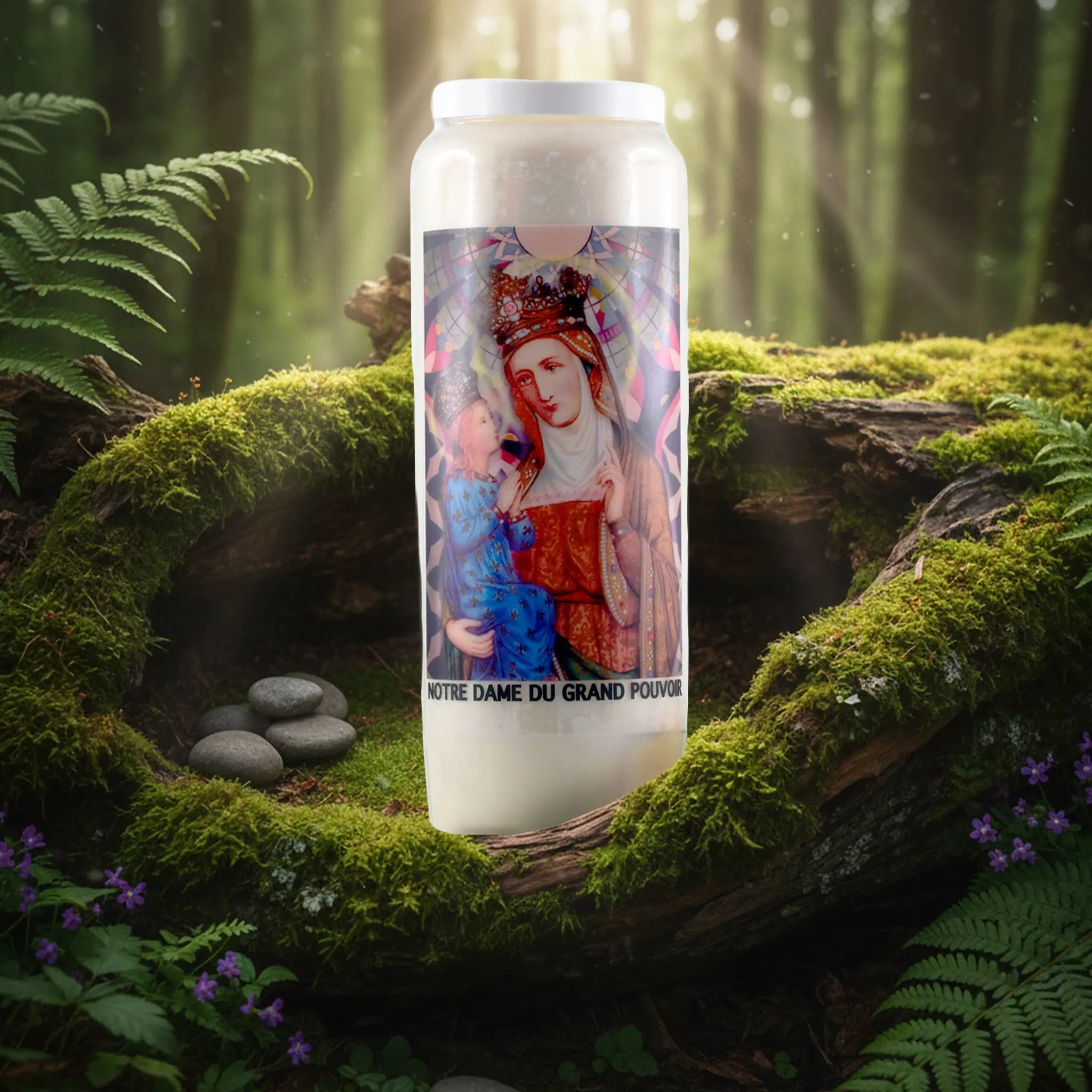 Bougie neuvaine Notre Dame du Grand Pouvoir avec illustration colorée, posée sur un lit de mousse en forêt.