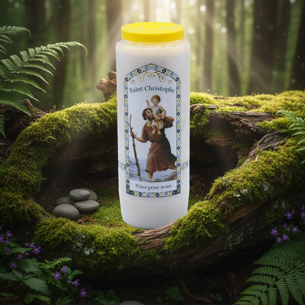 Neuvaine blanche « Saint Christophe » avec illustration du saint portant l’Enfant Jésus, couvercle jaune, posée sur un tronc d’arbre moussu en forêt.