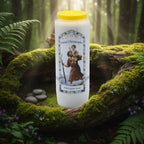 Neuvaine blanche « Saint Christophe » avec illustration du saint portant l’Enfant Jésus, couvercle jaune, posée sur un tronc d’arbre moussu en forêt.