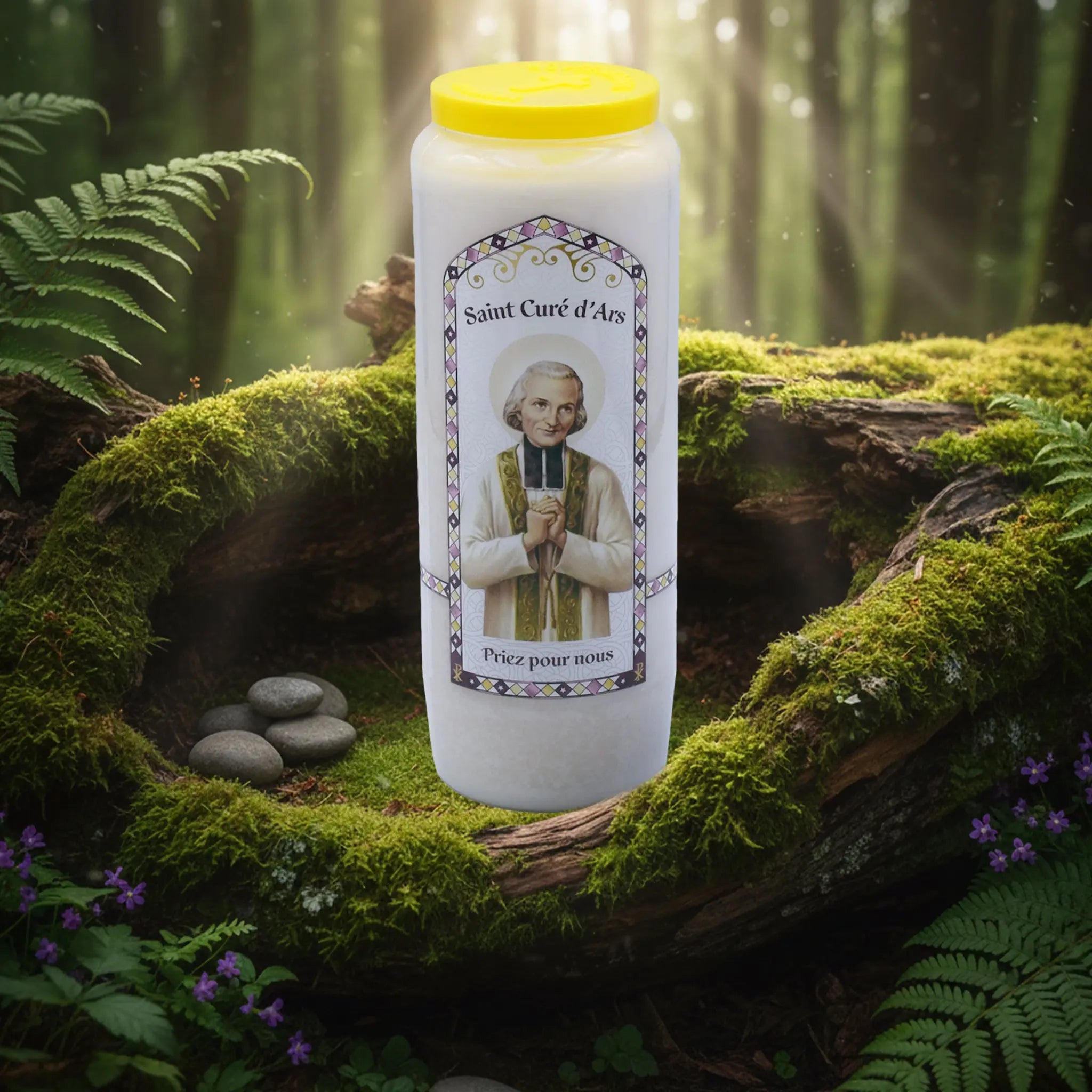 Neuvaine blanche « Saint Curé d’Ars » avec illustration du saint, couvercle jaune, posée sur un tronc d’arbre moussu en forêt.