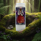Bougie neuvaine Saint Enfant Jésus de Prague avec illustration colorée, posée sur un lit de mousse en forêt.