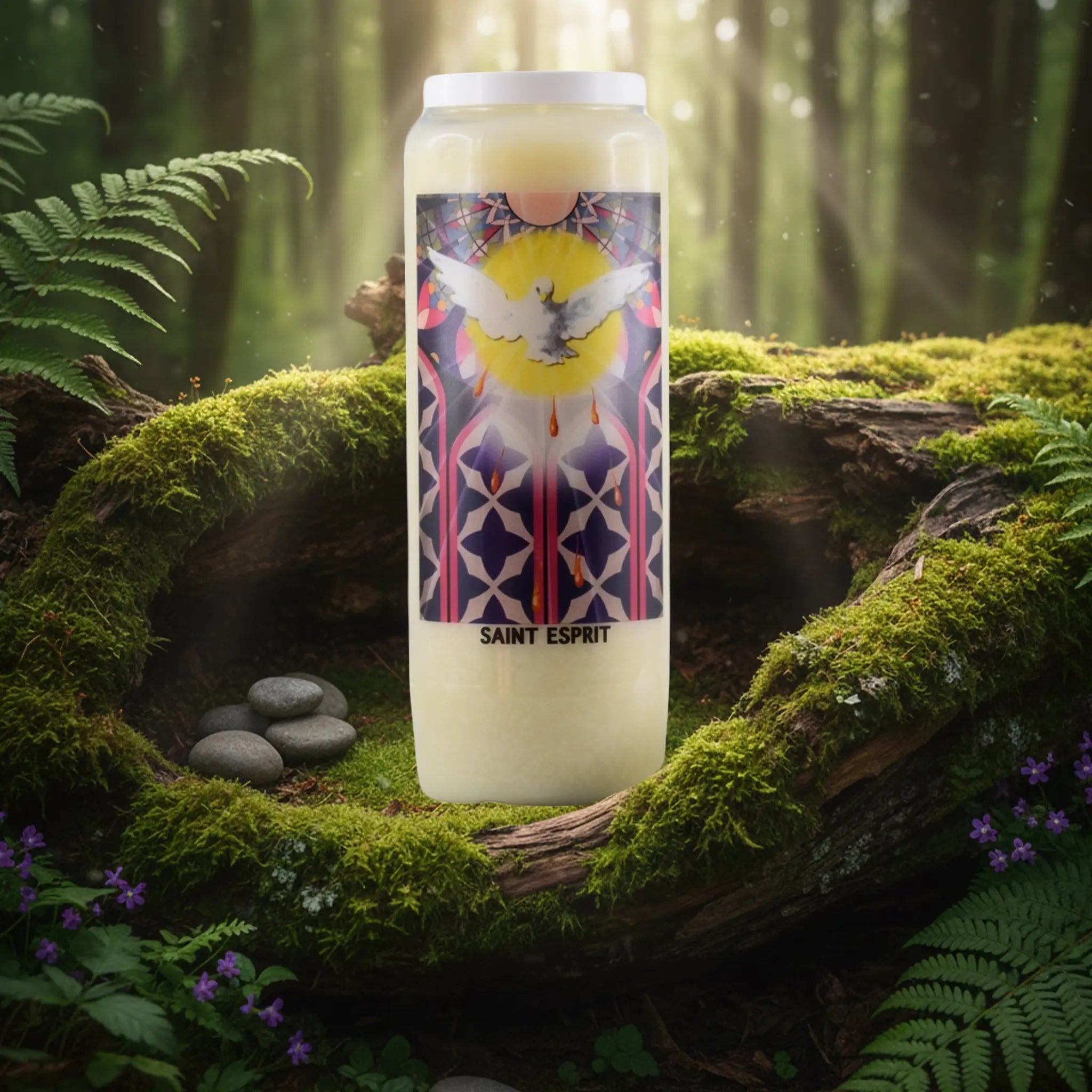 Neuvaine blanche « Saint Esprit » avec colombe lumineuse, posée sur un tronc d’arbre moussu en forêt.