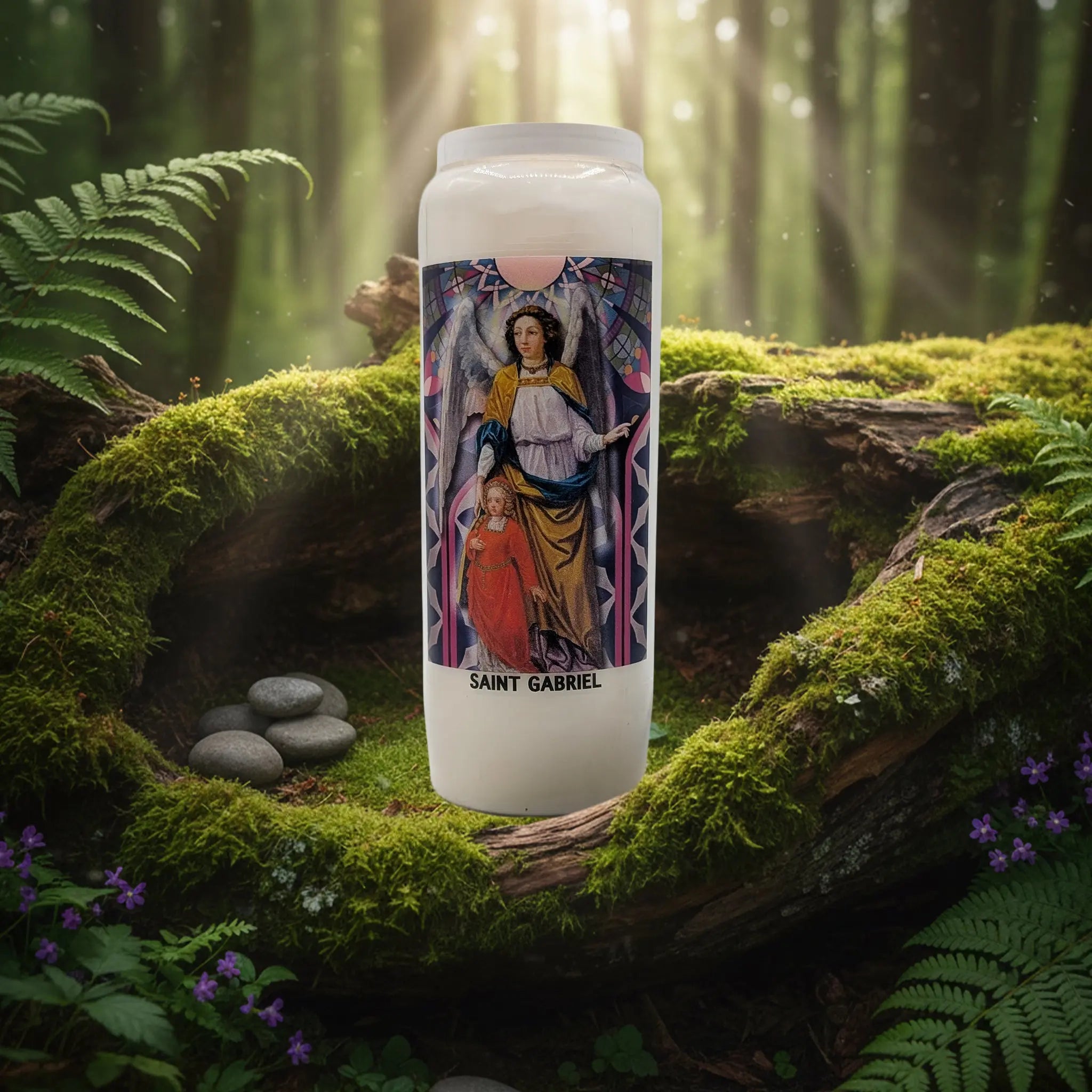 Neuvaine blanche « Saint Gabriel » avec illustration de l’archange et d’un enfant, posée sur un tronc d’arbre moussu en forêt.