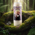 Bougie neuvaine Saint Padre Pio avec illustration colorée, posée sur un lit de mousse en forêt.