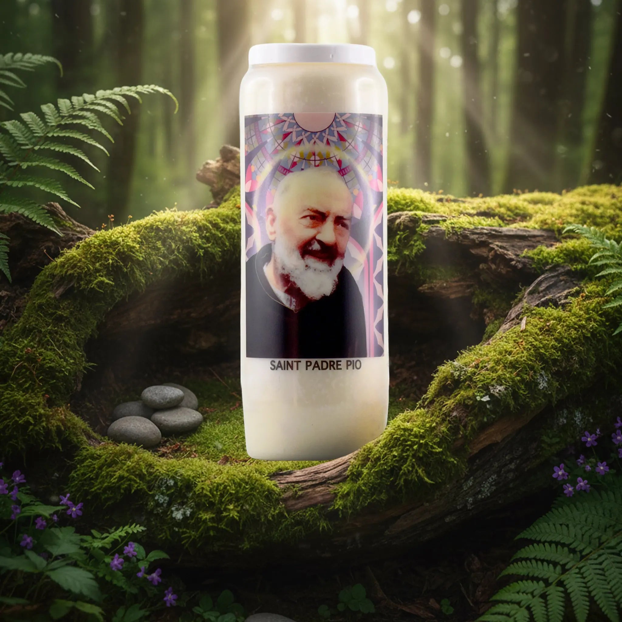 Bougie neuvaine Saint Padre Pio avec illustration colorée, posée sur un lit de mousse en forêt.