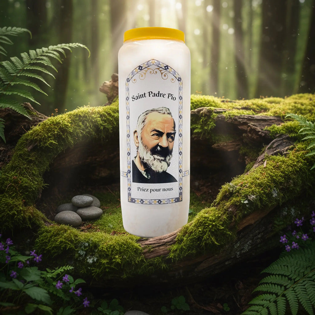 Neuvaine blanche « Saint Padre Pio » avec illustration du saint, couvercle jaune, posée sur un tronc d’arbre moussu en forêt.