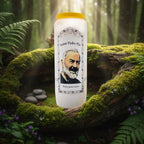 Neuvaine blanche « Saint Padre Pio » avec illustration du saint, couvercle jaune, posée sur un tronc d’arbre moussu en forêt.