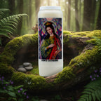 Bougie neuvaine Sainte Catherine avec illustration colorée, posée sur un lit de mousse en forêt.