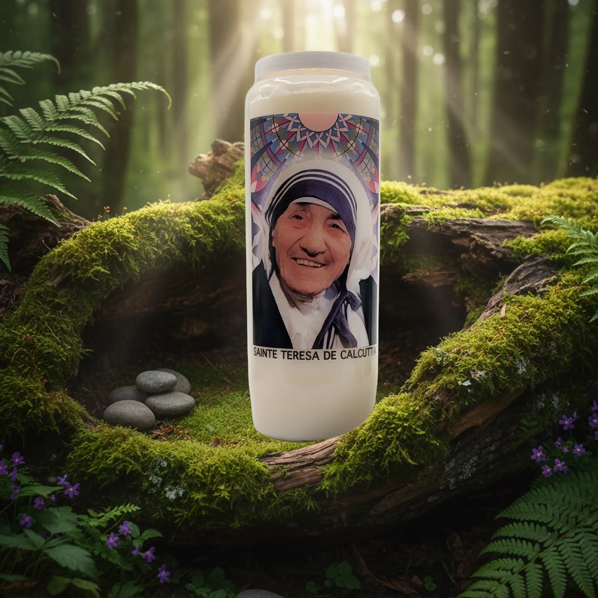 Bougie neuvaine Sainte Teresa de Calcutta avec illustration colorée, posée sur un lit de mousse en forêt.