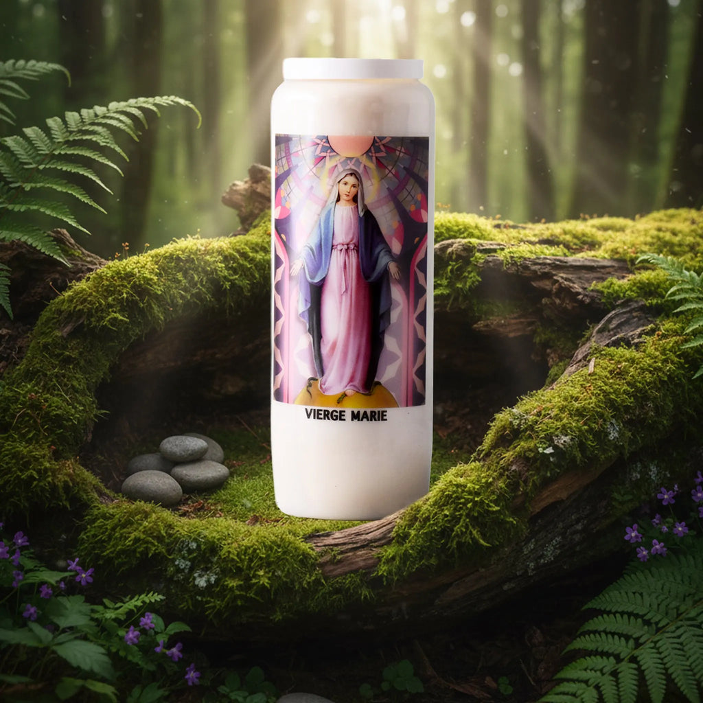 Neuvaine blanche « Vierge Marie » avec illustration colorée, posée sur un tronc d’arbre moussu en forêt.