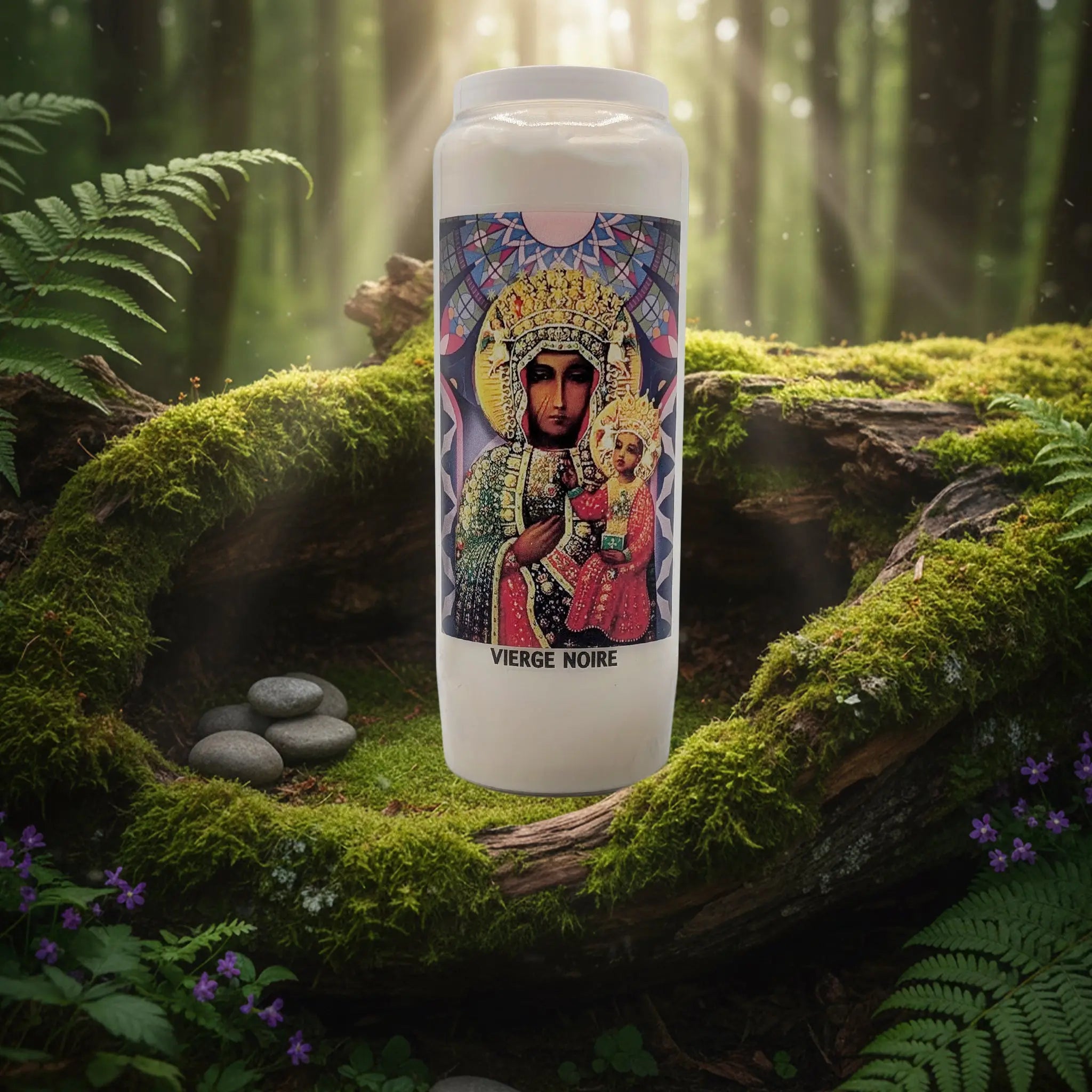 Neuvaine blanche avec illustration de la Vierge Noire, posée sur un tronc d’arbre moussu en forêt.