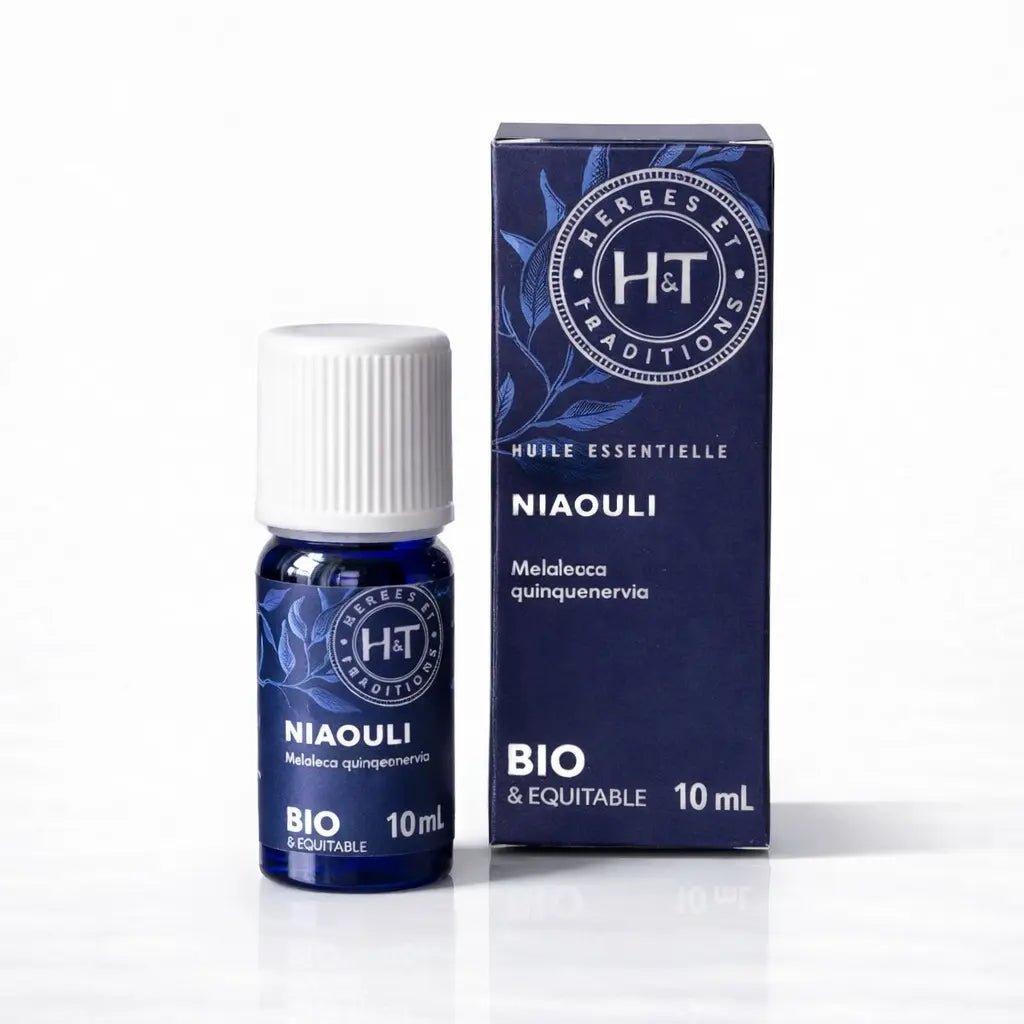 Un flacon de 10 ml et son emballage d'huile essentielle de Niaouli (Bio & Équitable) de la marque Herbes & Traditions, présentés sur un fond blanc épuré.