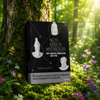 Livre Nos Héros Mythiques - Chantal Motto sur mousse sacrée au pied d'un arbre, entouré de fleurs violettes sous des rayons de soleil magiques.