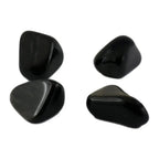 Quatre pierres d'obsidienne argentée roulées aux surfaces noires lisses et brillantes, présentant des reflets argentés subtils, disposées sur un fond blanc uni.