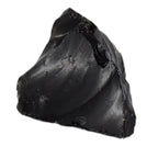 Quatre morceaux d'obsidienne noire brute aux éclats vitreux et aux arêtes tranchantes, disposés sur un fond blanc uni.