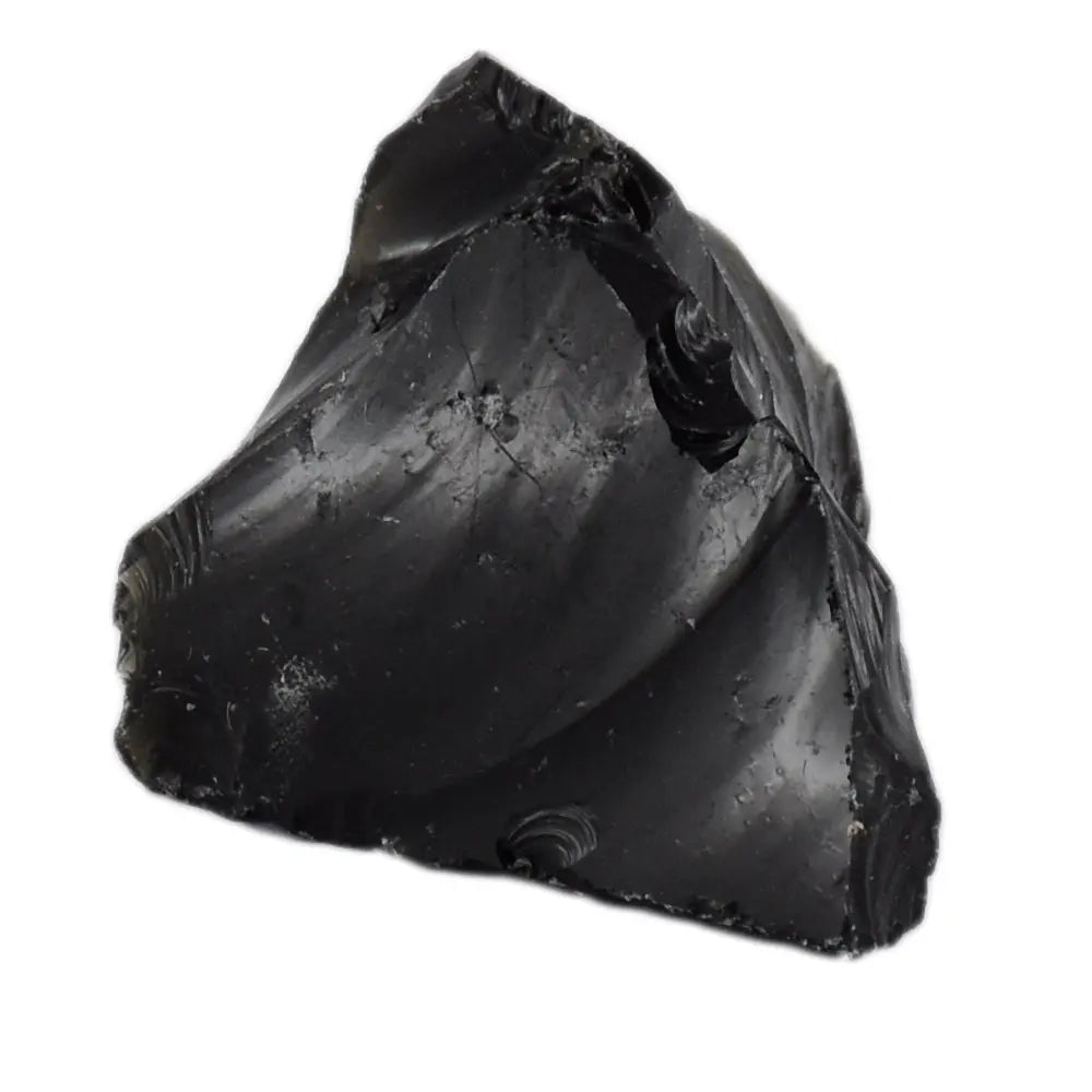 Quatre morceaux d'obsidienne noire brute aux éclats vitreux et aux arêtes tranchantes, disposés sur un fond blanc uni.