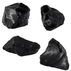 Plusieurs morceaux d'obsidienne noire brute aux surfaces vitrées et tranchantes, présentant des reflets sombres naturels, regroupés sur un fond blanc uni.