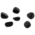 Six pierres d'obsidienne noire roulées aux surfaces lisses et intensément brillantes, dispersées sur un fond blanc uni.