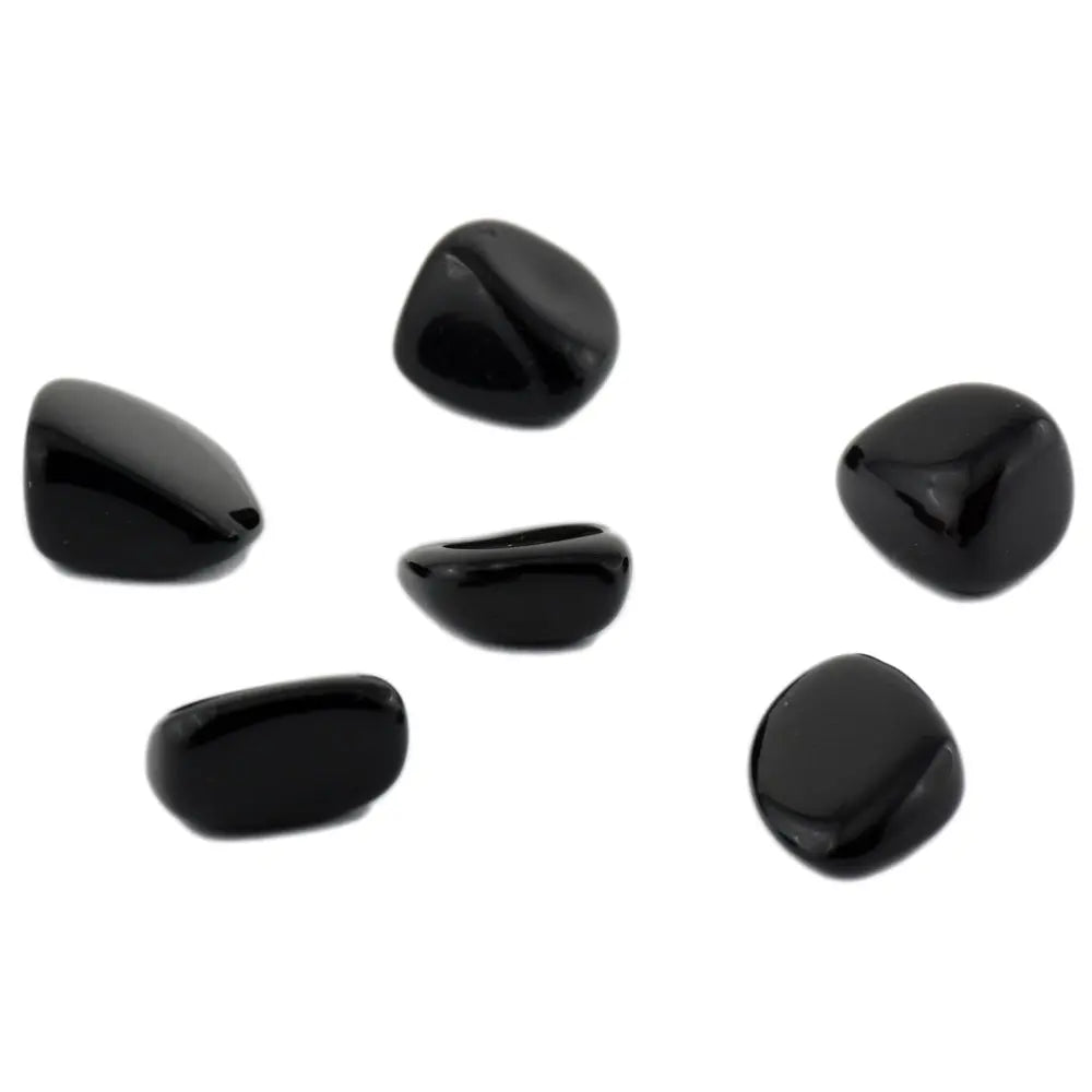 Six pierres d'obsidienne noire roulées aux surfaces lisses et intensément brillantes, dispersées sur un fond blanc uni.