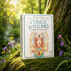 Coffret blanc L'Oracle des 13 Lunes de Daisy et Julie Bodin posé dans la mousse forestière, illustré d'une femme chaman entourée de loups et d'un ours polaire.