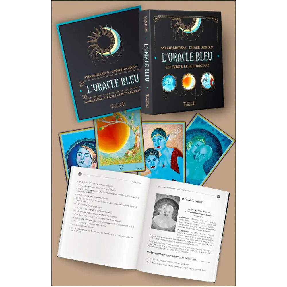 L'Oracle Bleu coffret complet noir et or comprenant le guide ouvert sur une page, la boîte de rangement et quatre cartes aux illustrations oniriques bleutées.