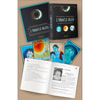 L'Oracle Bleu coffret complet noir et or comprenant le guide ouvert sur une page, la boîte de rangement et quatre cartes aux illustrations oniriques bleutées.