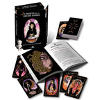 L'Oracle de la Déesse Sombre coffret mystique noir comprenant le livre ouvert, plusieurs cartes illustrées de figures féminines puissantes et la boîte de rangement.