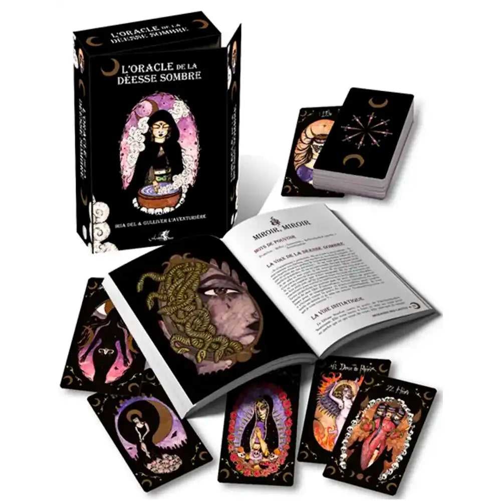 L'Oracle de la Déesse Sombre coffret mystique noir comprenant le livre ouvert, plusieurs cartes illustrées de figures féminines puissantes et la boîte de rangement.