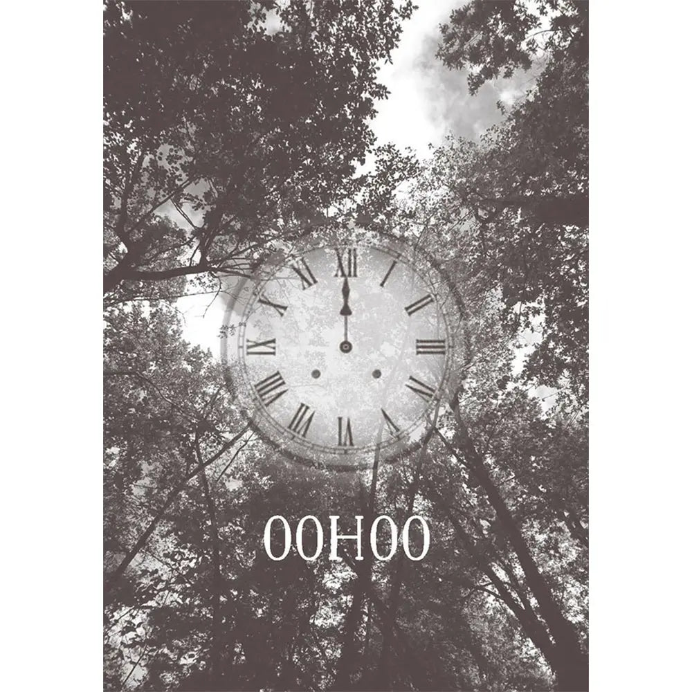 L'Oracle des Heures Miroirs illustré par la carte 00H00 représentant un cadran d'horloge ancienne superposé à une vue en contre-plongée de cimes d'arbres.