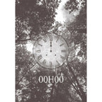 L'Oracle des Heures Miroirs illustré par la carte 00H00 représentant un cadran d'horloge ancienne superposé à une vue en contre-plongée de cimes d'arbres.