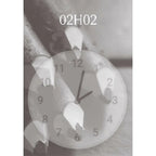 L'Oracle des Heures Miroirs illustré par la carte 02H02 montrant un cadran d'horloge transparent superposé à des pointes de crayons taillés en noir et blanc.