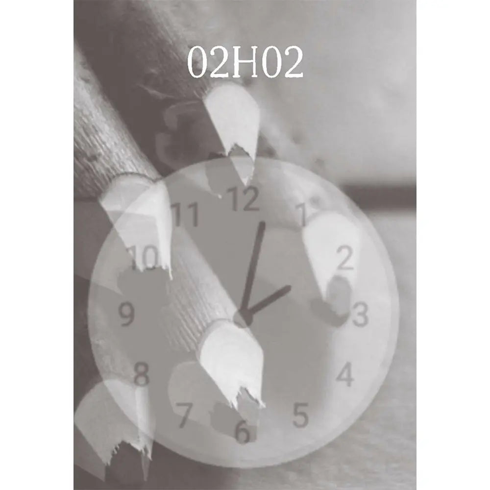 L'Oracle des Heures Miroirs illustré par la carte 02H02 montrant un cadran d'horloge transparent superposé à des pointes de crayons taillés en noir et blanc.