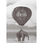 L'Oracle des Heures Miroirs illustré par la carte 05H05 montrant un éléphant porté par une montgolfière ornée de réveils dans un ciel nuageux.