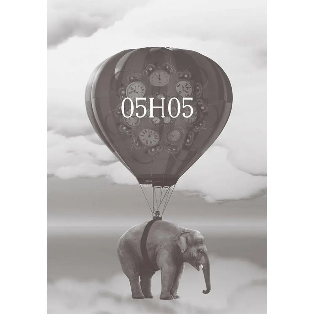 L'Oracle des Heures Miroirs illustré par la carte 05H05 montrant un éléphant porté par une montgolfière ornée de réveils dans un ciel nuageux.