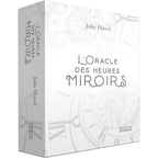 L'Oracle des Heures Miroirs présenté dans un coffret blanc épuré orné de cadrans d'horloges anciennes en filigrane gris.