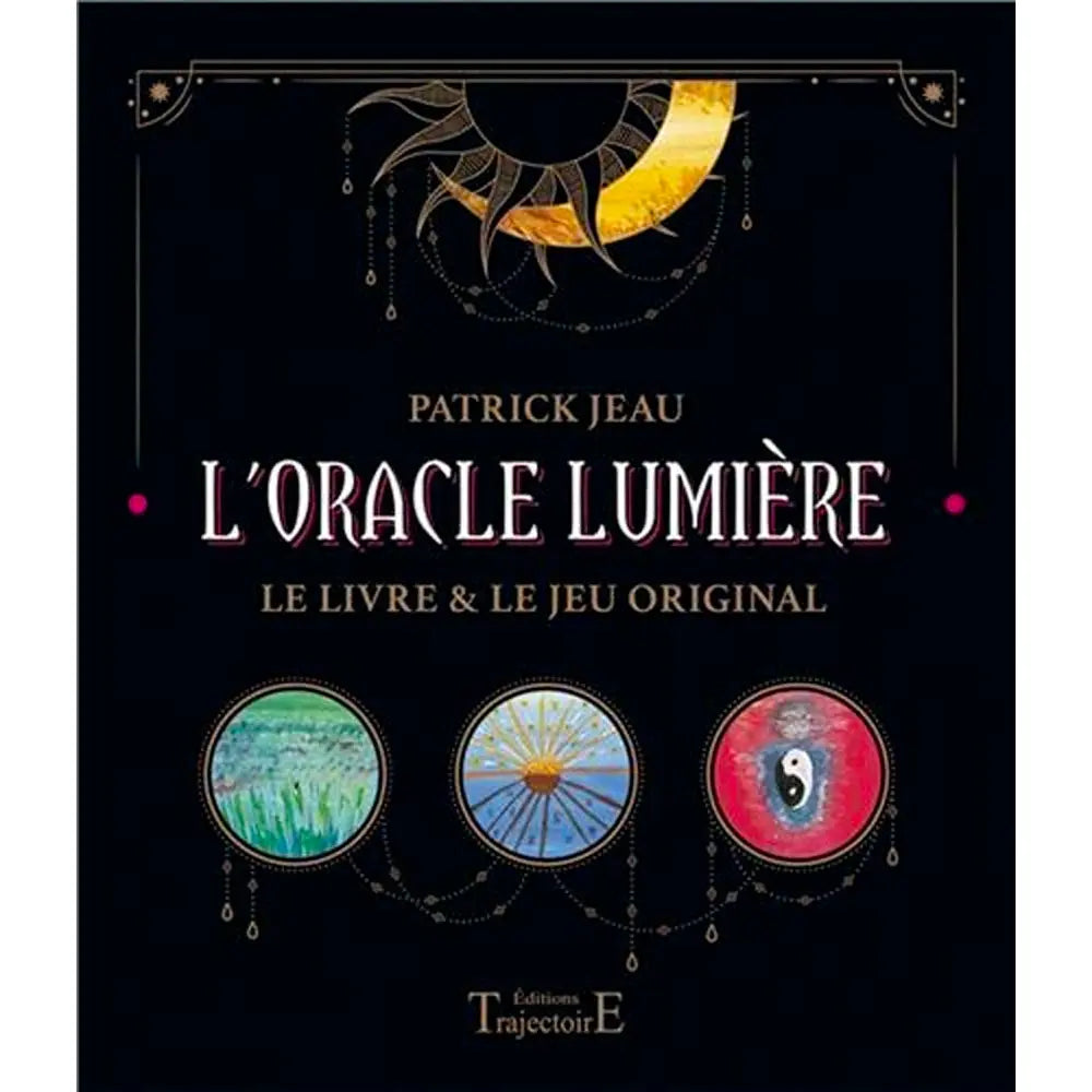 L'Oracle Lumière illustré par un coffret noir aux symboles célestes dorés, présentant trois médaillons colorés évoquant la nature, le rayonnement et le yin-yang.