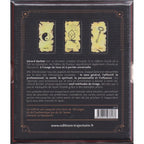 L'Oracle Le Manuscrit illustré par le verso de son coffret noir présentant trois lames sur parchemin nommées « Dualité », « Équilibre » et « Destin », avec un descriptif du jeu de 43 lames.
