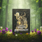 Coffret noir L'Oracle de la Sorcière Guérisseuse d'Arthémise Rose posé sur une souche, illustré d'une femme coiffée d'un crâne animal sous la lune par Stéphanie Gras.