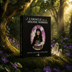 Coffret noir L'Oracle de la Déesse Sombre d'Iria Del posé dans la mousse forestière, illustré d'une figure féminine encapuchonnée devant un chaudron mystique.
