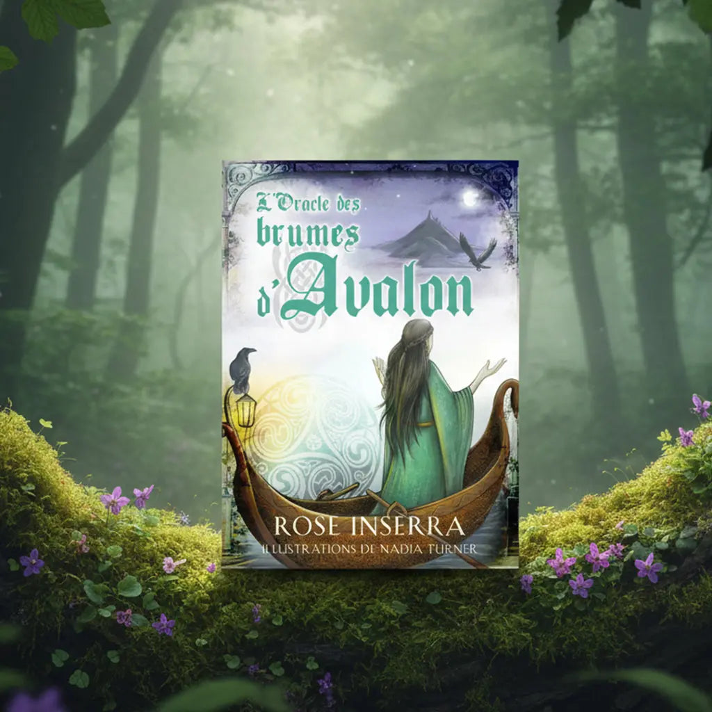 Coffret L'Oracle des Brumes d'Avalon de Rose Inserra posé sur une souche, illustré d'une prêtresse sur une barque naviguant vers l'île sacrée.