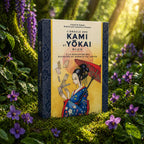 Coffret illustré L'Oracle des Kami et Yôkai de Caroline Duban posé dans la mousse, montrant une femme en kimono avec une ombrelle rouge sous un soleil levant.